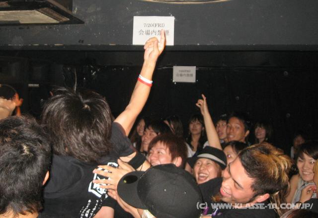 8313_Crowdsurfing