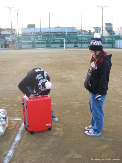 3057_Kayoko's_fan_luggage