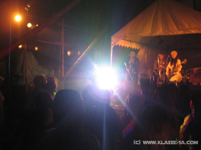 5056_Rain_party