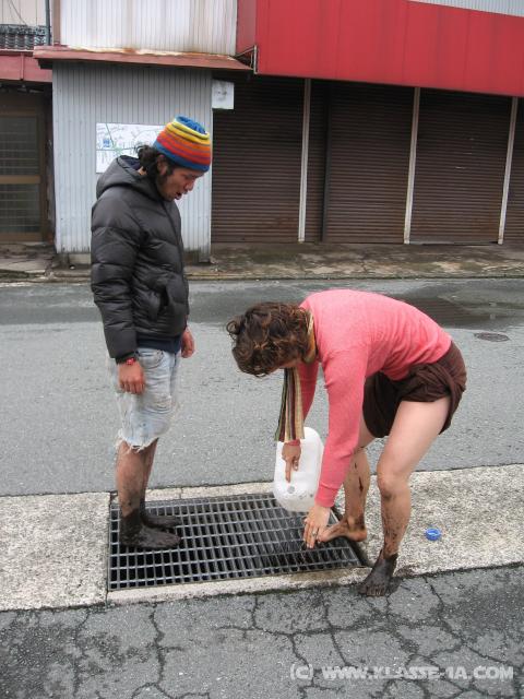 5263_Washing_feet
